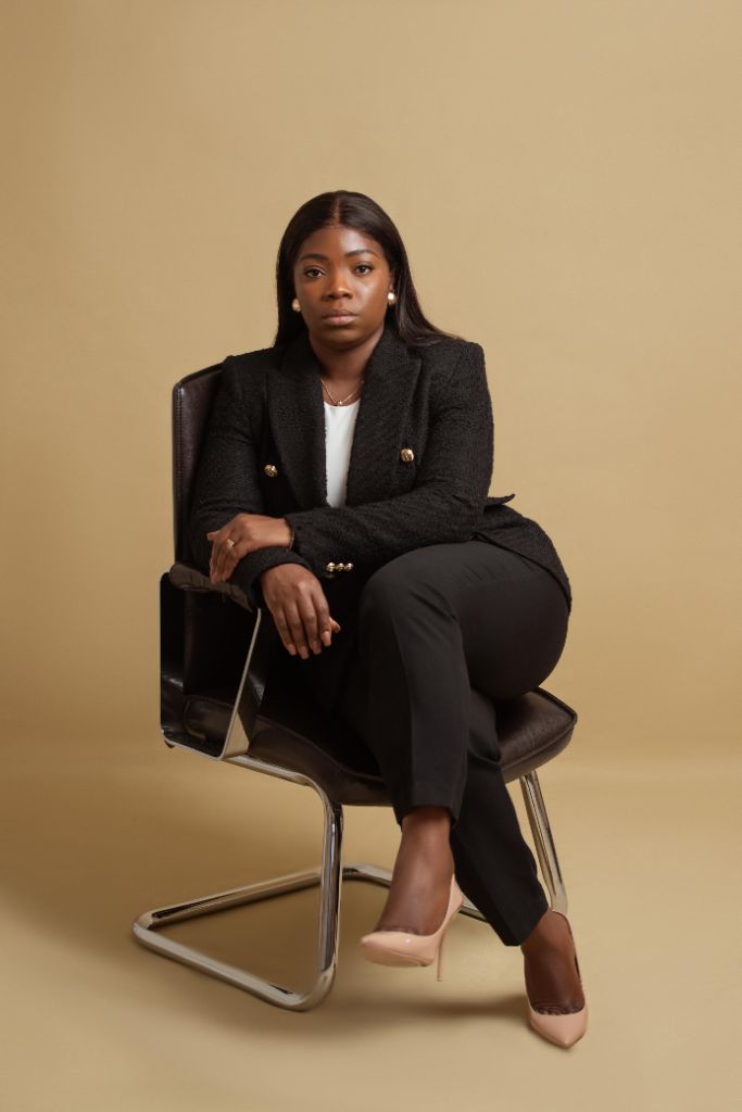 Artista em ambiente profissional — Orgulho Afrikano Beauty